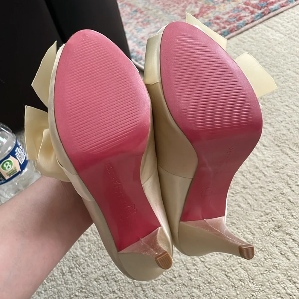 NWOT PARIS HILTON absolutely GORGEOUS ivory satin high heels! 6M - Picture 9 of 9